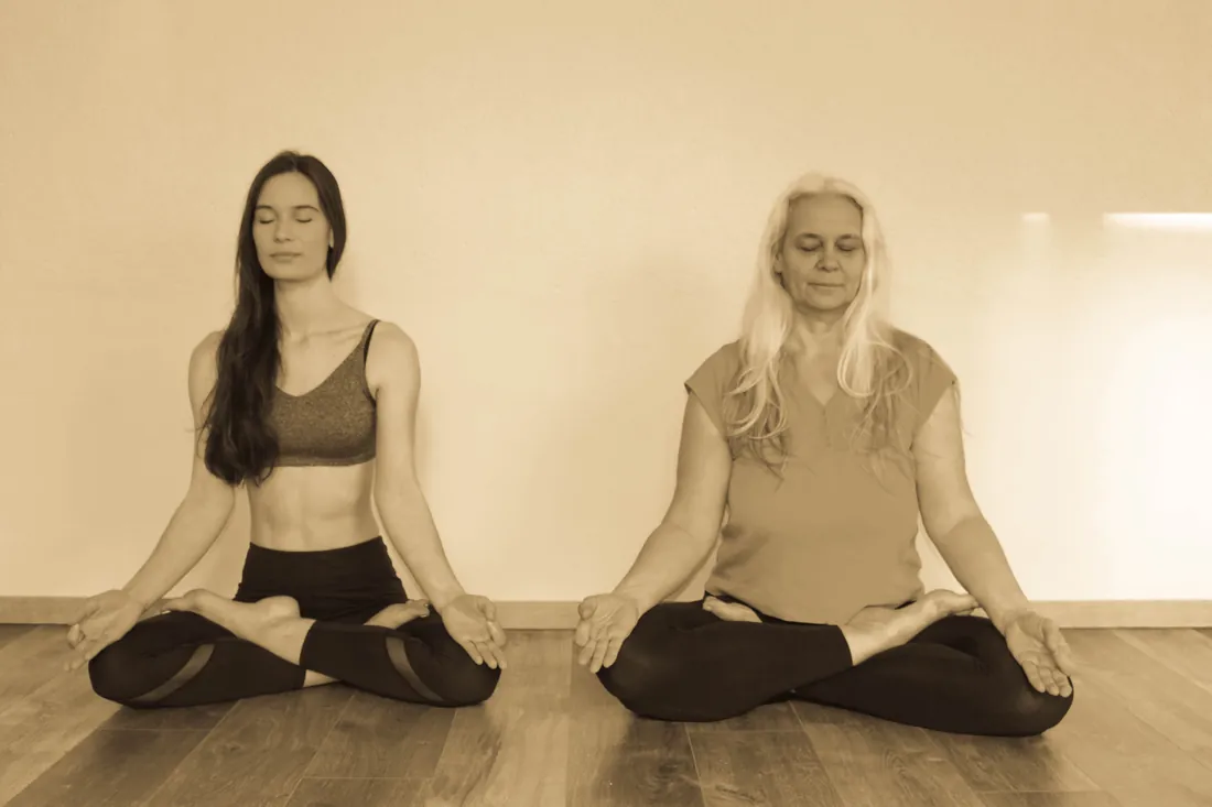 Pratique du yoga dans la salle Yogimeli